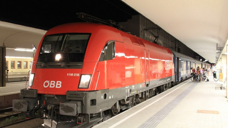Два влака се сблъскаха в Австрия, има пострадали, пожарникари вадят хора от вагоните 