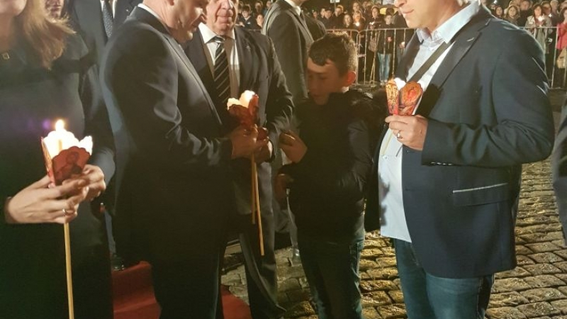 9-годишният Александър тръгна към президента Радев с невероятен жест на Великден! (СНИМКИ)