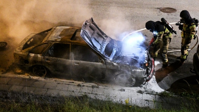 Над 100 коли са унищожени след огнен ад в Швеция, подозират палеж (СНИМКИ)