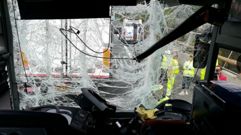 Шофьорът, катастрофирал край Генуа, продължава да е в тежко състояние 