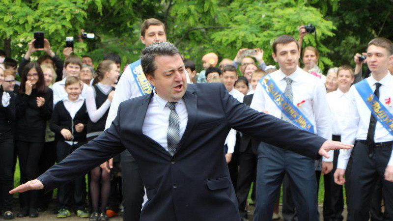 Танцуващият милионер ряпа да яде, това е танцуващият директор на лицей в Саратов (ВИДЕО)