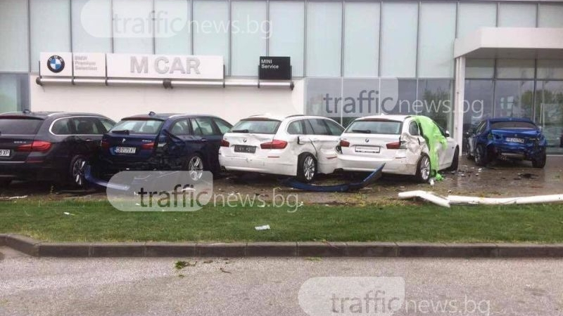 Зрелищно меле! Джип влетя с бясна скорост в Пловдив и помля 4 коли пред шоурума на БМВ (СНИМКИ)