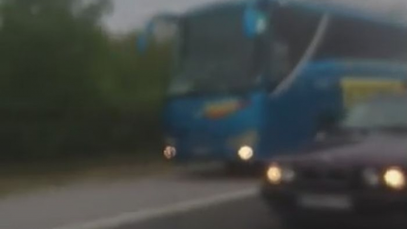 Сигнал до БЛИЦ: Ужасени сме! Пълен автобус лети по аварийната лента на "Тракия"! (ВИДЕО)