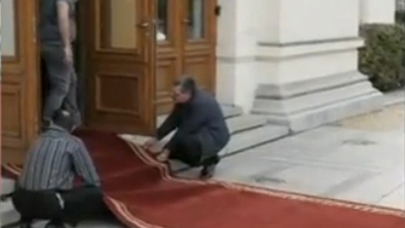 Трескава подготовка: Червен килим, като в Холивуд за бъдещите депутати! Каракачанов се зарече, че няма да стъпи на екстрата (СНИМКИ)