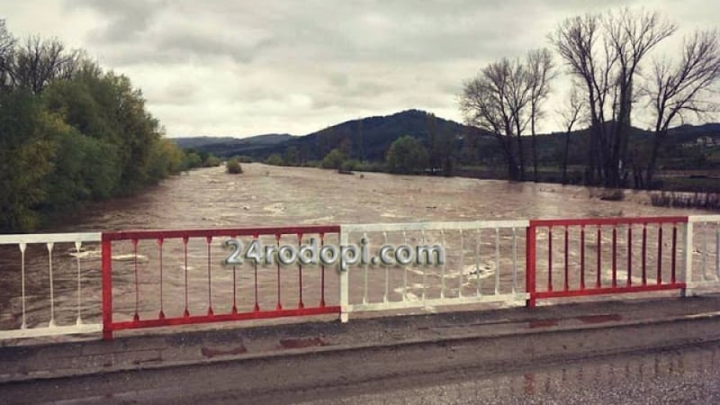 Река Крумовица прелива, пътят за Крумовград може да остане под вода