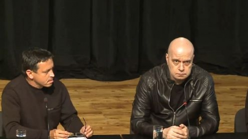 НА ЖИВО В БЛИЦ: Слави Трифонов и Васил Иванов срещу цензурата в bTV и Нова тв 