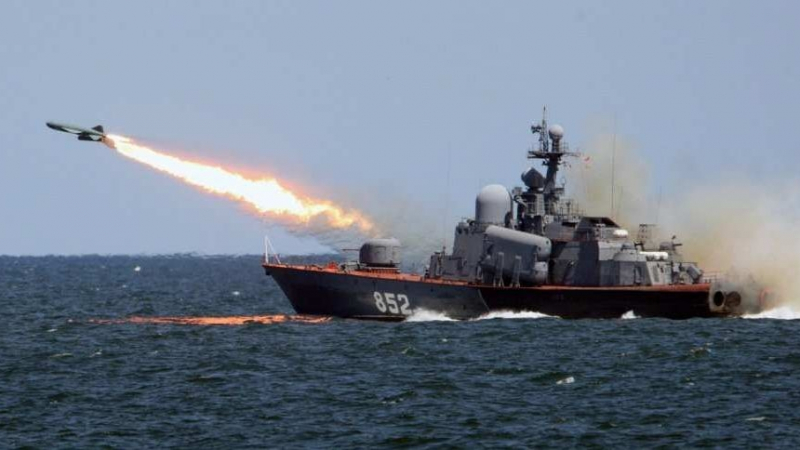 Уникални КАДРИ: Изпитания на ракетни пускове на новата руска фрегата 