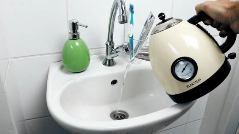 Най-лесният домашен трик, с който отпушва и най-голямата мизерия в мивката за секунди