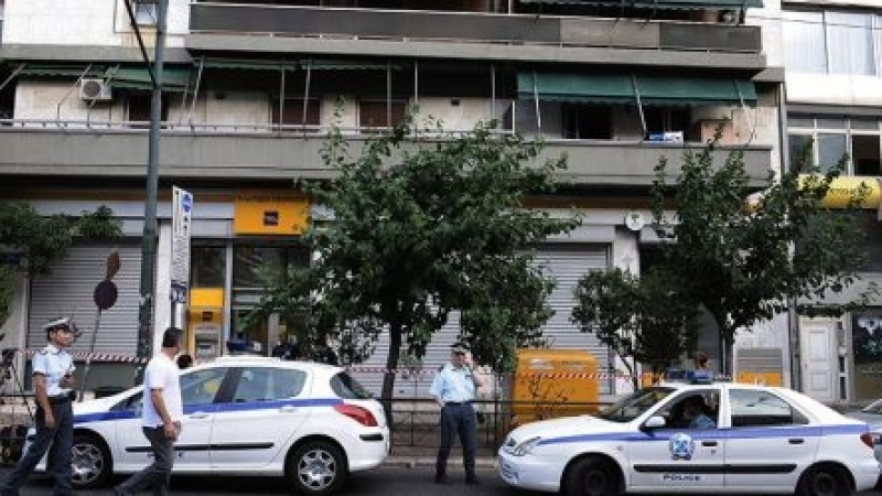 Екшън в Пирея: Бандити нахлуха в банка, взеха 8 заложници и разкостиха 40-50 сейфа 