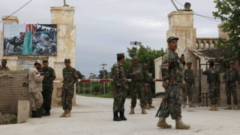 Талибани избиха над 100 войници във военна база