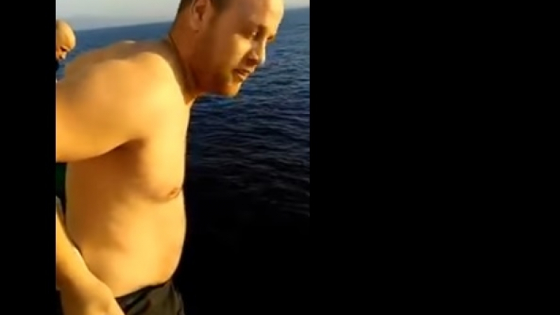 Храбър моряк скочи от 12 метра, за да спаси заплетен кит (ВИДЕО)