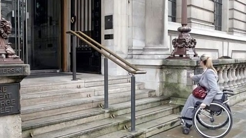 Уникално! Тази жена с увреждания не може да се качи по стълбите, вижте какво се случва, когато натисне бутона (ВИДЕО)