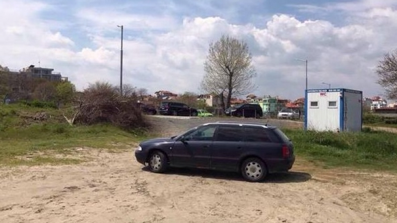 Бургазлия се жалва, не го пуснали с... автомобил на плажа в Крайморие