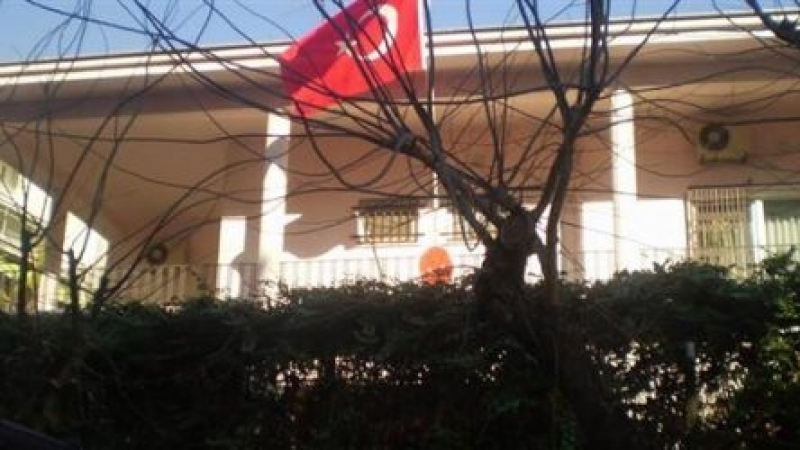 Маскирани бандити удариха турското консулство в Солун с коктейли „Молотов“  
