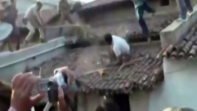 Леопард нападна мъж на покрив посред град (ВИДЕО)