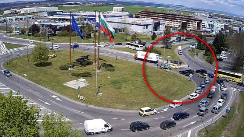 Тежка катастрофа на кръгово в Бургас, размазаха се джип и автобус (СНИМКА)