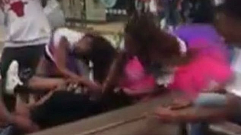 Шокиращ момент: Над 60 момичета се млатиха зверски в мол (ВИДЕО)