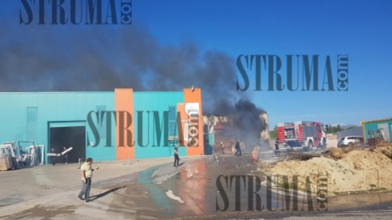 Огнен ад в Марикостиново! Голям пожар в складовете на петрички бизнесмен, гърмят бутилки с метан (СНИМКИ)