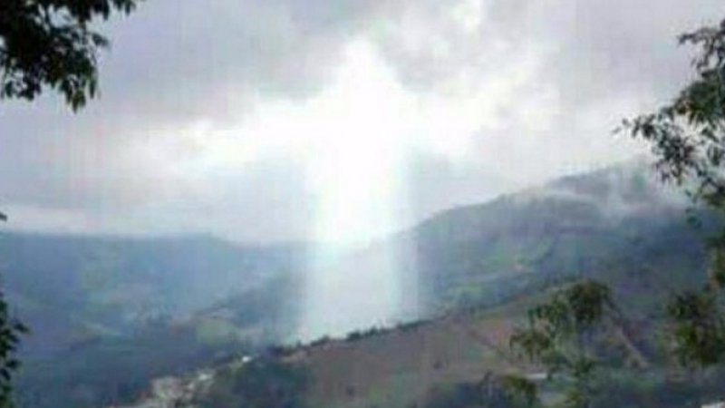 Чудо: Исус Христос се появи в небето над мястото на голяма трагедия в Колумбия (ВИДЕО)