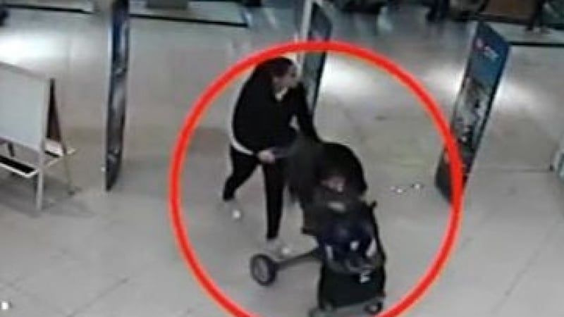 По нашенски! Жена открадна бебешка количка в столичен мол, докато пазарува с бебето си (СНИМКА)