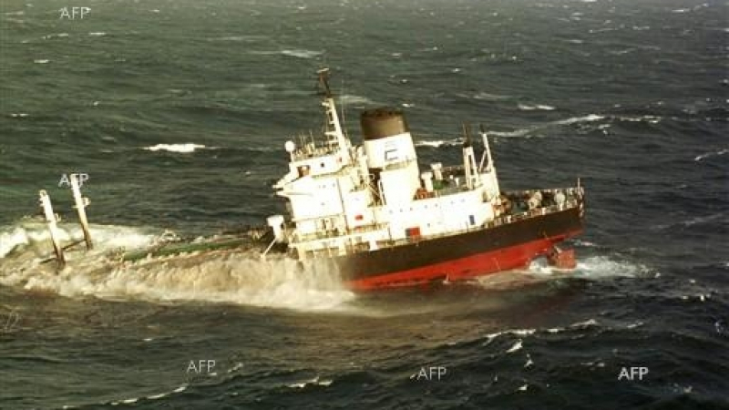 След адския сблъсък руският военен кораб потъва
