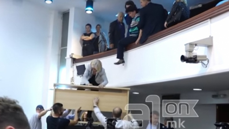 Вижте как македонските депутати се спасяват от "народната любов"! (ВИДЕО)