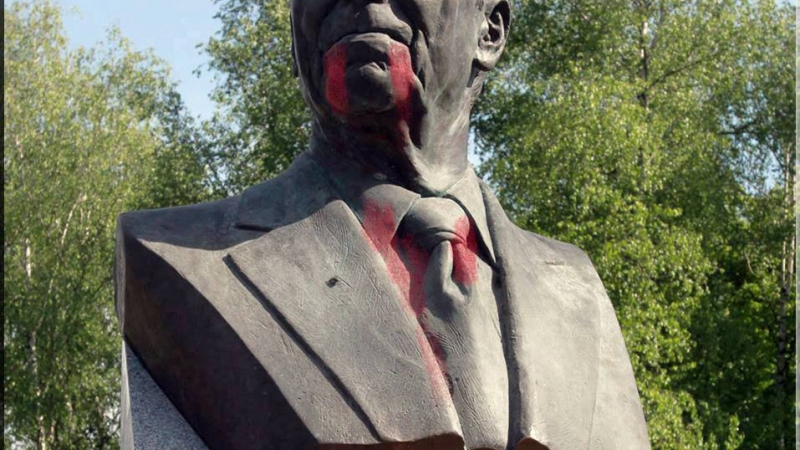 Заляха с боя паметника на Рейгън в София часове след откриването му