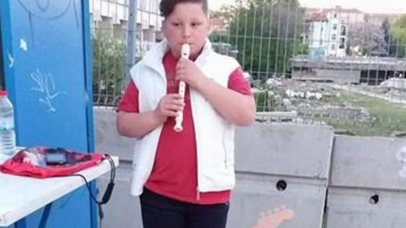 Историята на 11-годишния Сашо от Пловдив разтърси Фейсбук! Момчето свири на улицата, за да събере пари за болното си братче 