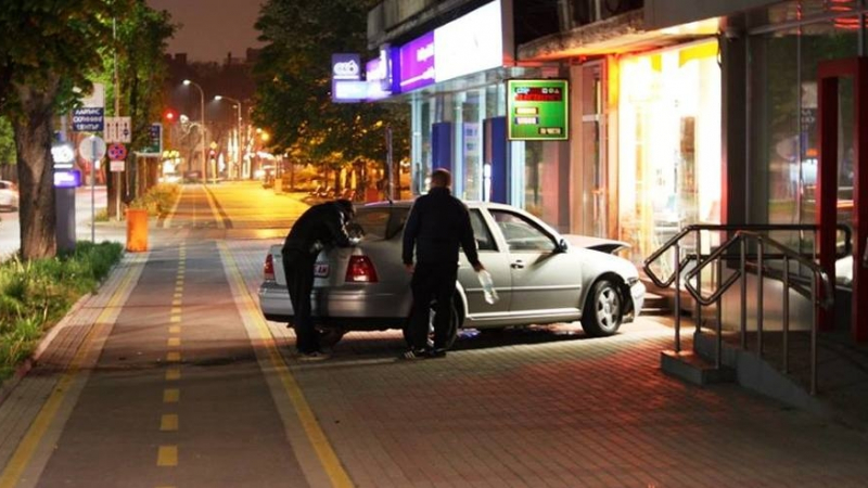Кола се заби в сграда на метри от стриптийз клуб във Варна (СНИМКИ)