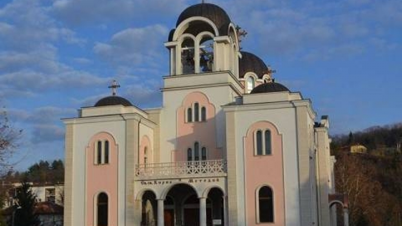 За първи път от близо век: Осветиха нова катедрала в Ловеч