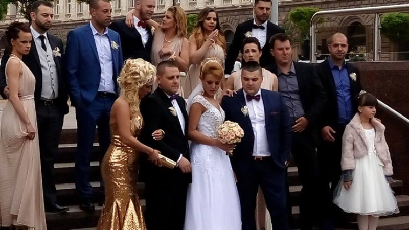 Тези младоженци превърнаха фотосесията си за сватба в центъра на София в истинско зрелище (СНИМКИ)