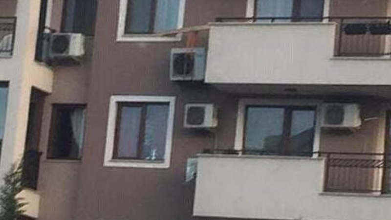И това го има: "Летящ" климатик плаши минувачи в Пловдив (СНИМКИ)