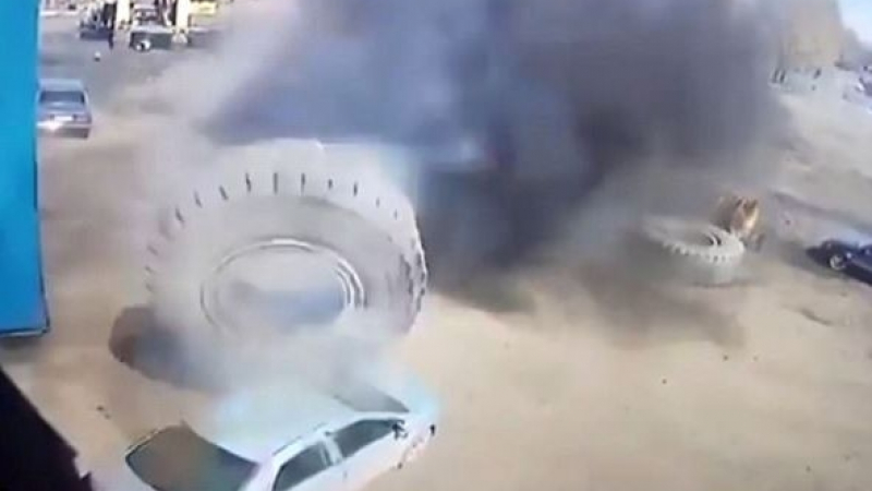 Разсеян служител прекали с надуването на гума на БелАЗ и тя сплеска автомобил (ЗРЕЛИЩНО ВИДЕО)