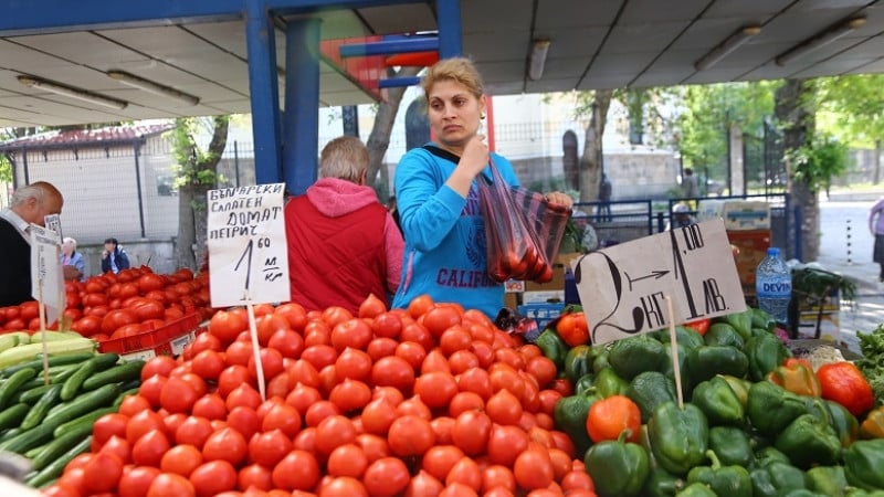 Двама души си купиха домати, краставици и връзка лук от магазин в Кюстендил, а последвалото втрещи търговеца! (СНИМКИ)