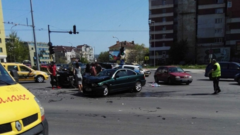 Таксиметров шофьор претърпя тежко автомеле по първи петли в центъра на София 