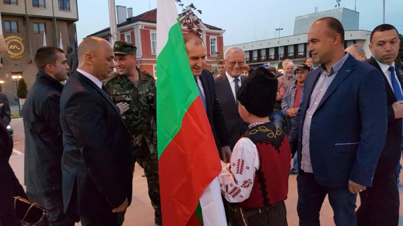 Първо в БЛИЦ: Най-големият фен на президента Радев е неотлъчно до него! (СНИМКИ)