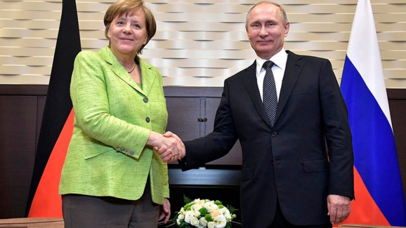 Меркел обещала да понапляска Порошенко от името на Путин