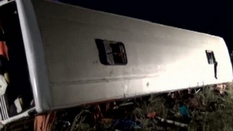 Ад на пътя край Монтана: Рейс падна в дере! Жена загина на място, а десетки пътници са в капан!