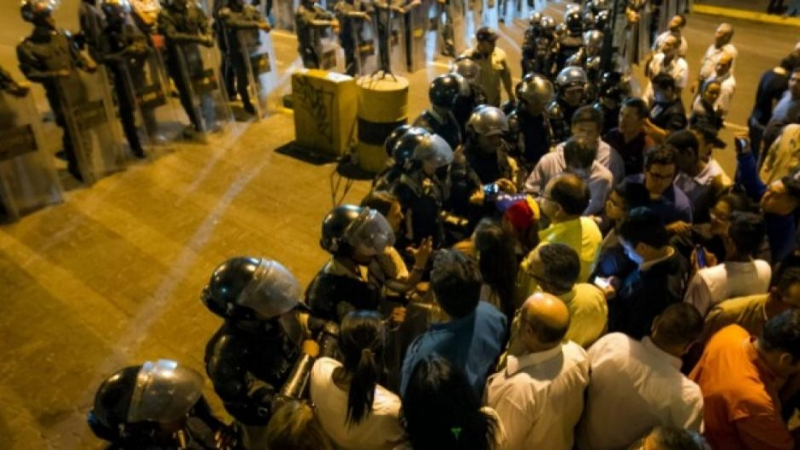 Най-малко 14 души са ранени при разпръскване на студентски протест в Каракас