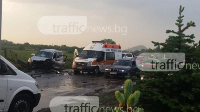 Бясно меле на Околовръстното на Пловдив! Три коли се помляха в пороя (СНИМКИ)