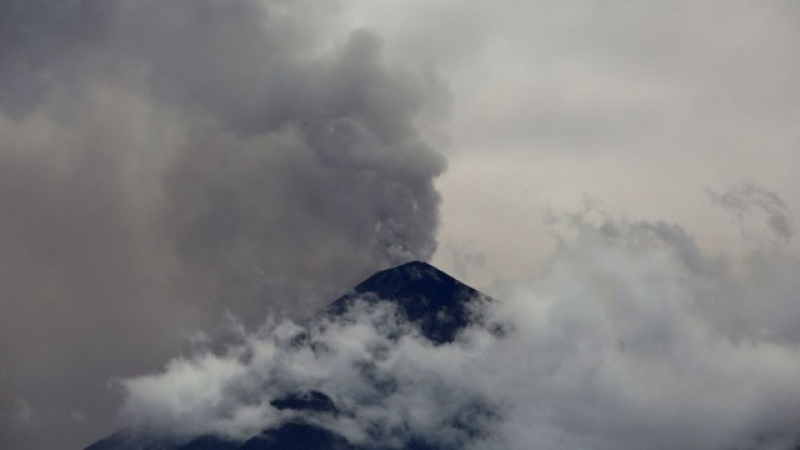 Над 300 души бяха евакуирани заради изригващ вулкан в Гватемала
