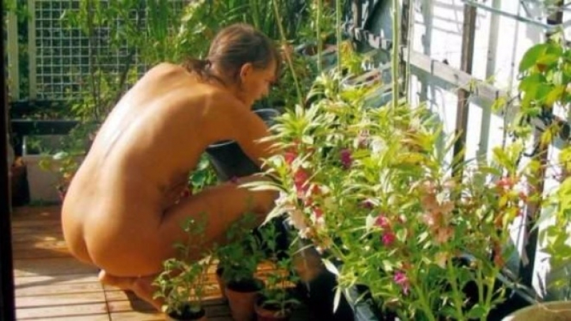 6 май – Световен ден на голото градинарство (СНИМКИ 18+)