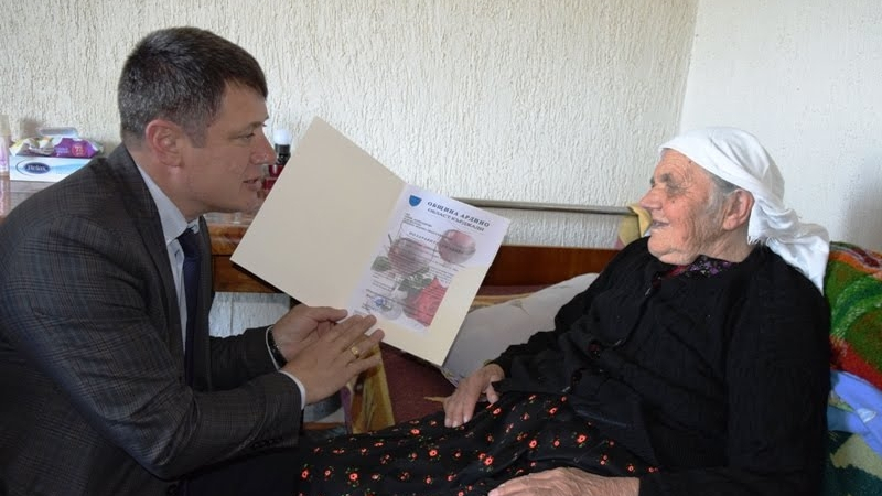 „Цял живот се е трудила, работила е тютюн” – баба Айше стана на 100 години