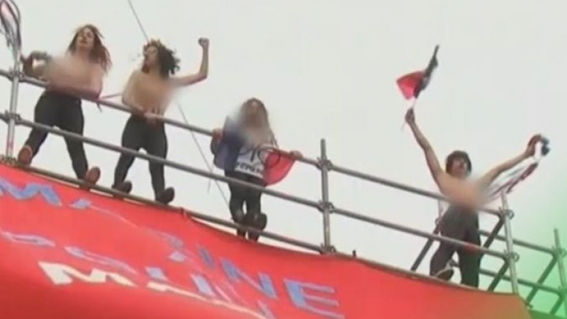 Активистки на FEMEN спретнаха гол протест срещу Марин льо Пен (ВИДЕО 18+) 