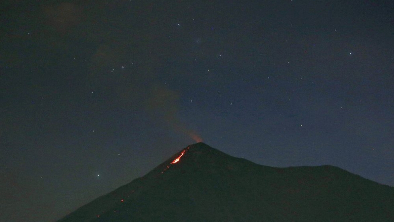 Огнена стихия, директно от недрата на земята, върлува в Южна Гватемала (СНИМКИ/ВИДЕО)