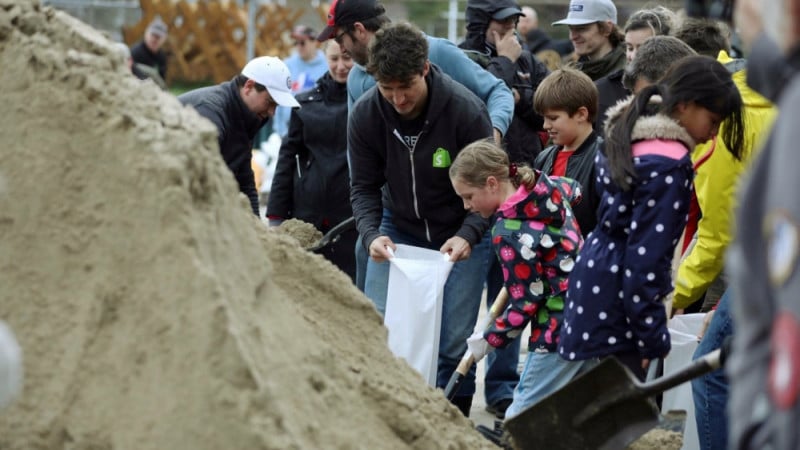 В Монреал е апокалипсис! Малки и големи се втурнаха да помагат, за да оцелеят (СНИМКИ)