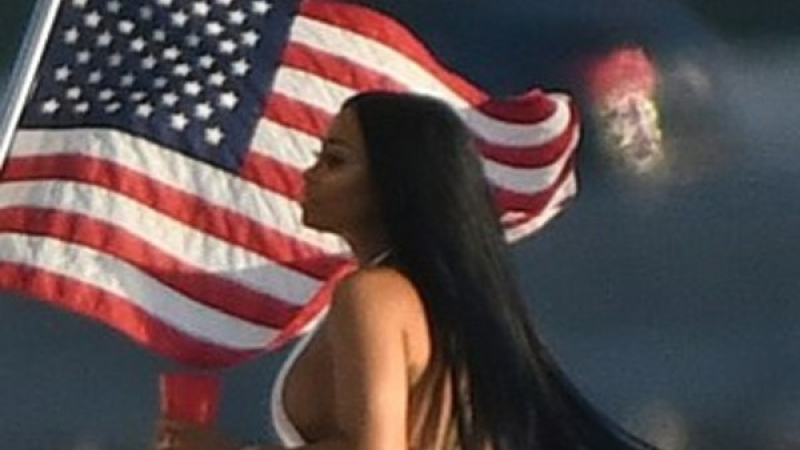 US патриотизъм: Блек Чайна друса пищни телеса пред флага (СНИМКИ 18+)