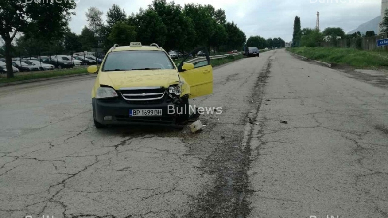 Тежка катастрофа с такси във Враца (СНИМКИ)