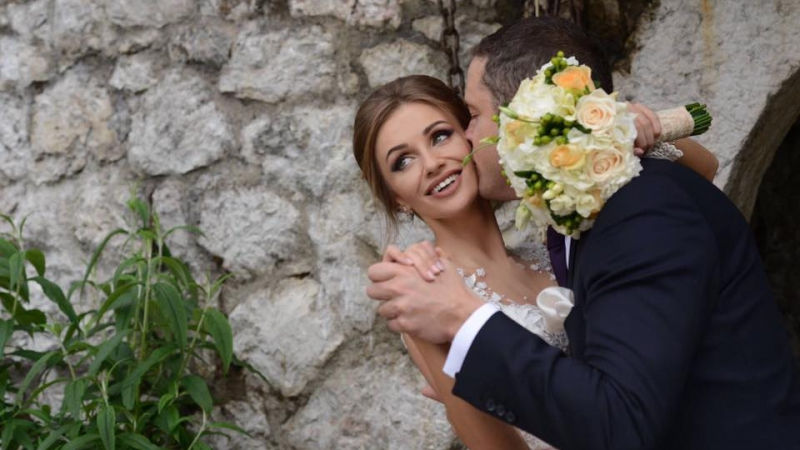 Известен австрийски политик си взе ослепително красива млада босненка и вдигна пищна сватба в православна църква (СНИМКИ)