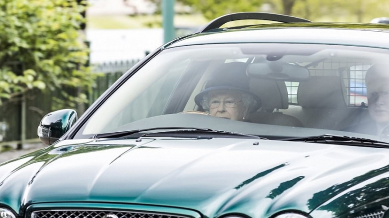Кралица Елизабет II събра очите на лондончани след неделната служба в Windsor Park (СНИМКИ)